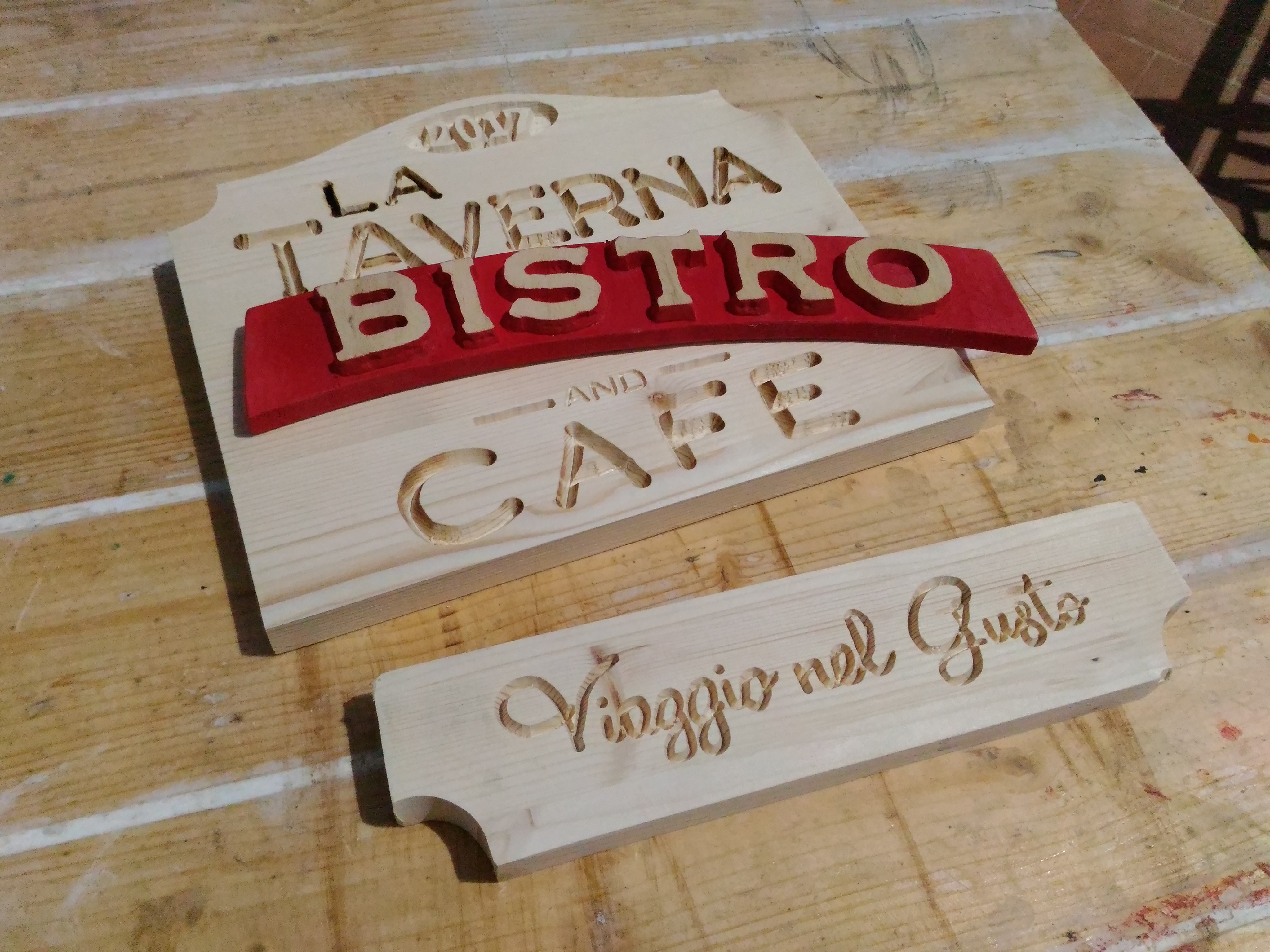 insegna di legno incisa a rilievo a mano