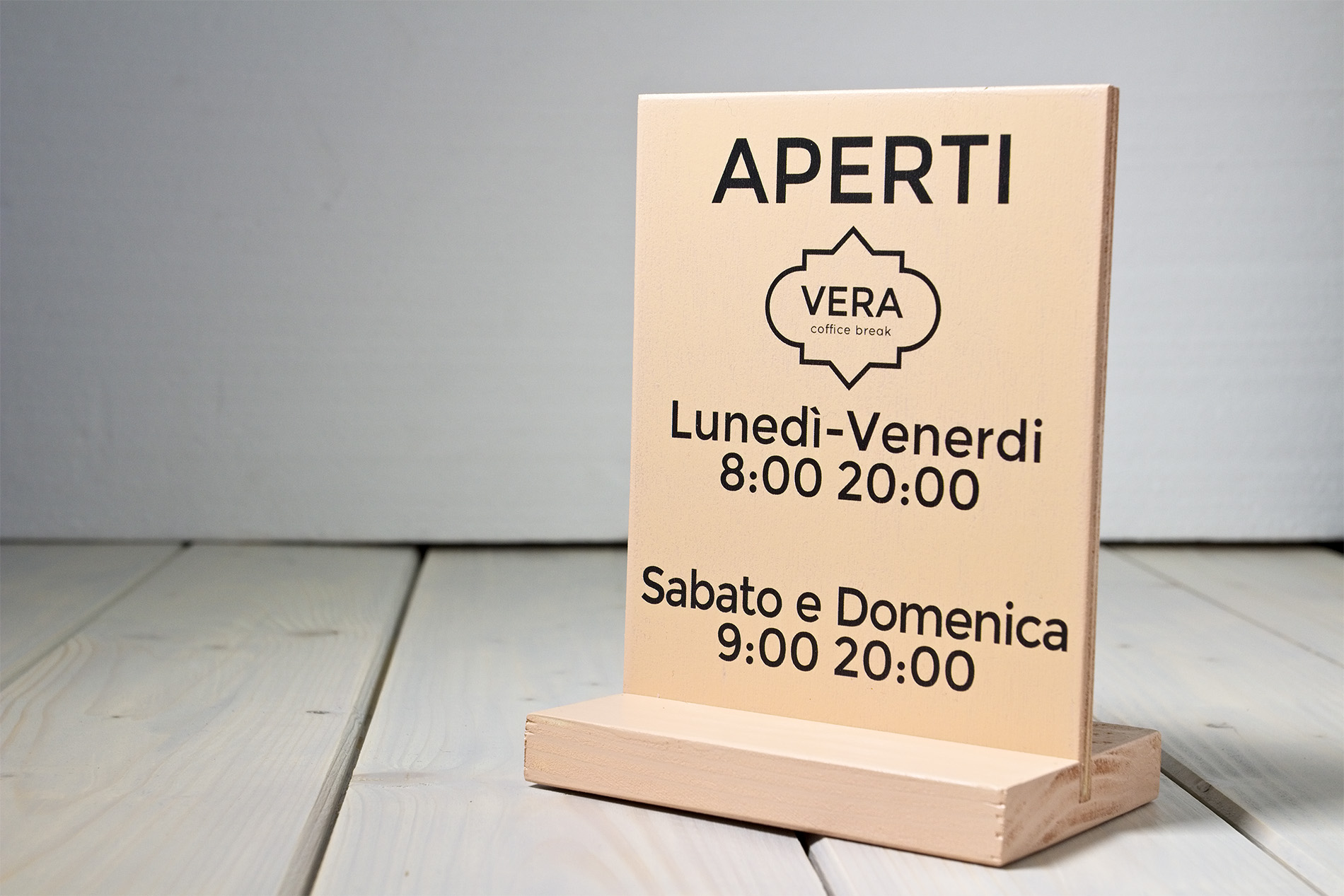 segnaletica per locali di legno