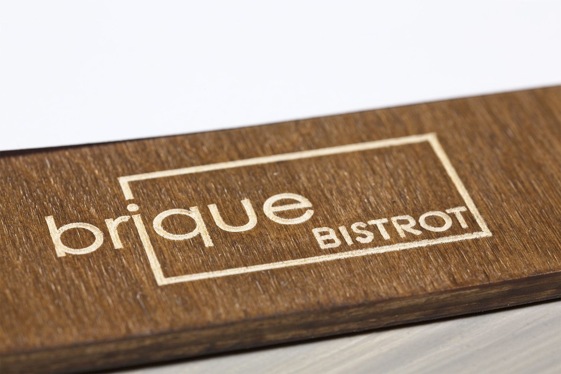 Portamenu Capo Gallo Brique Bistrot dettaglio logo inciso