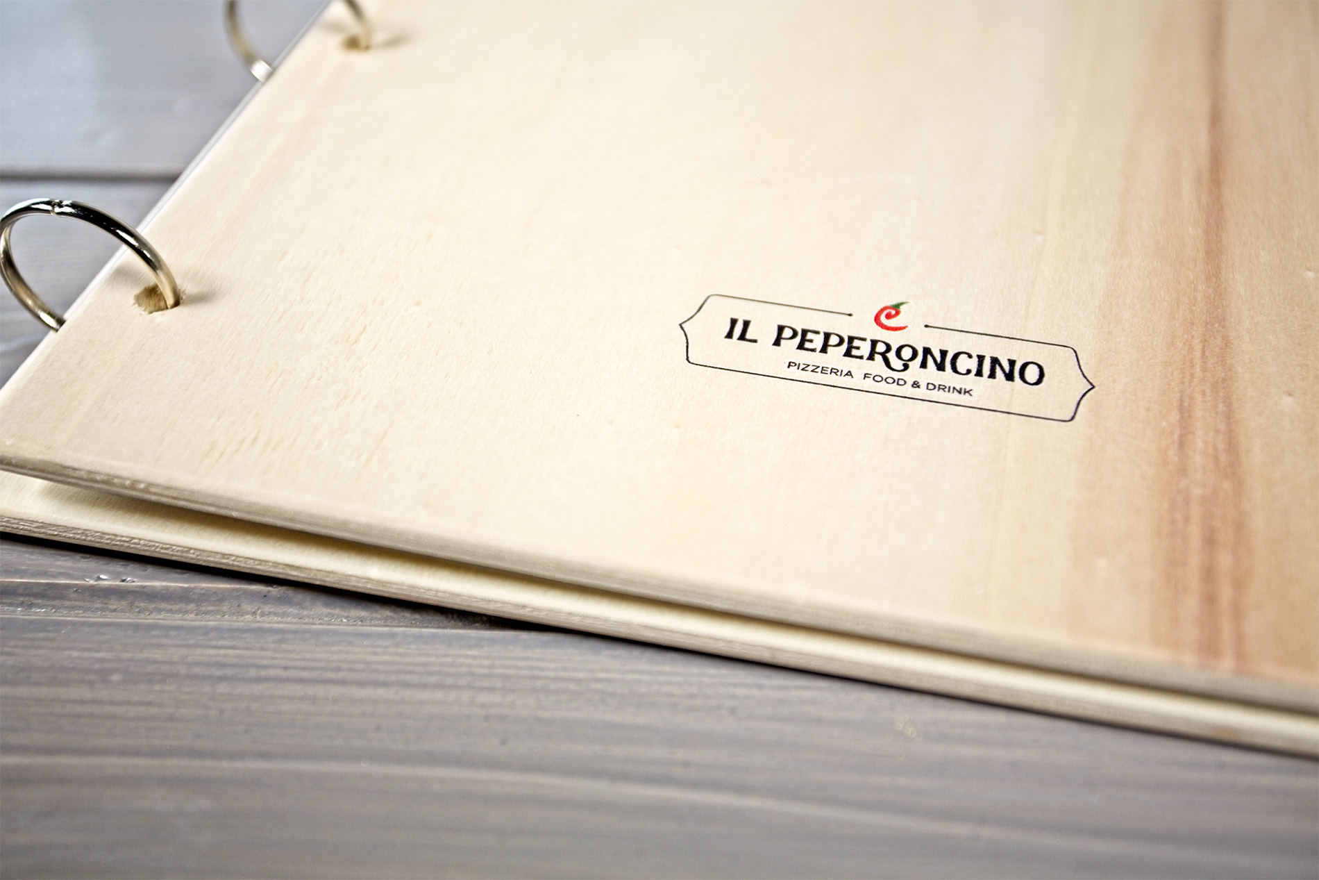 Portamenu Sperone particolare logo Il Peperoncino