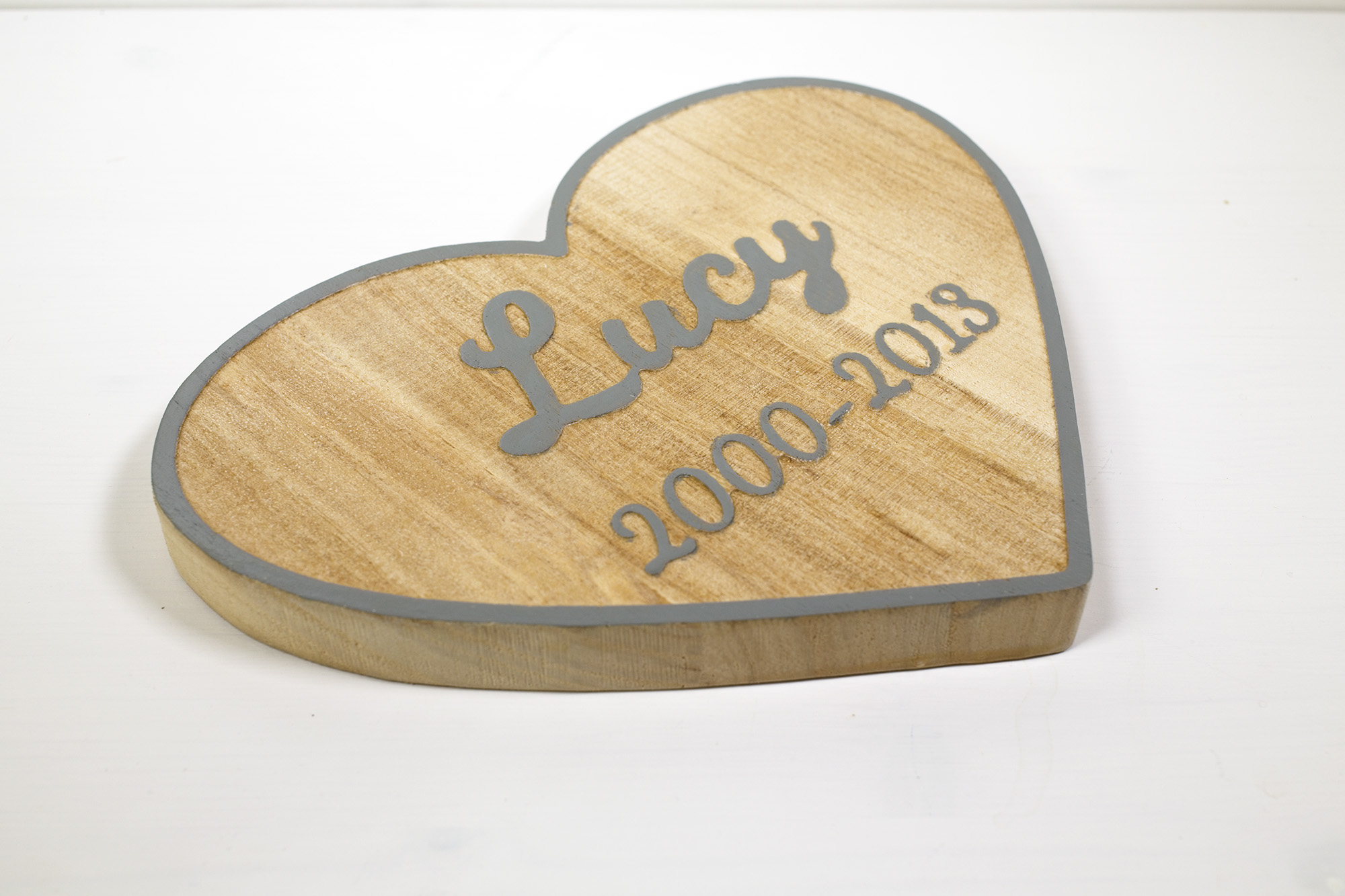 Targa di legno a forma di cuore ricorrenza cane Lucy