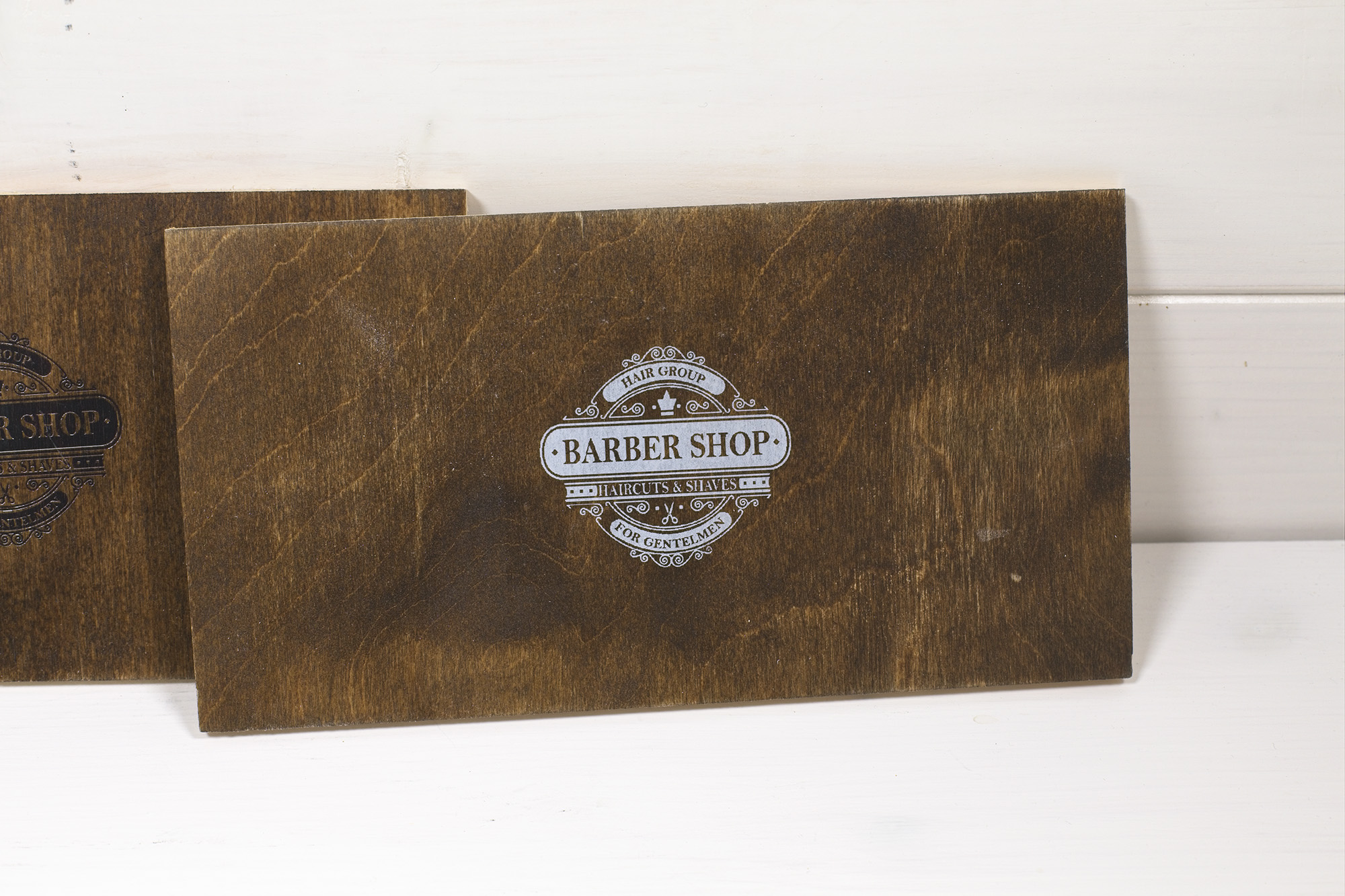 Stampe a colori su legno scuro