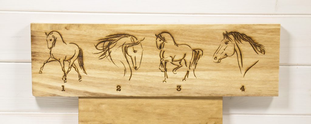 Targa box cavalli figure stilizzate