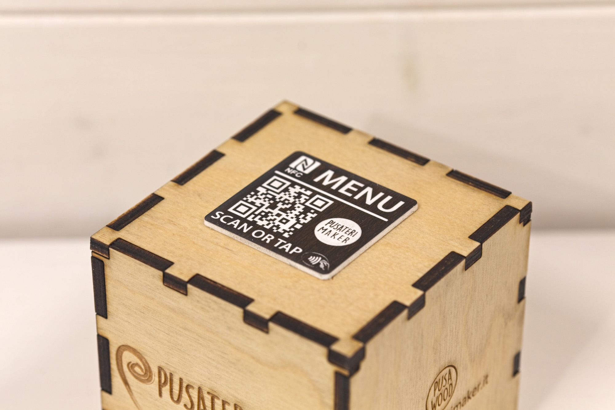 CubOtto - Segnatavolo in legno NFC QR