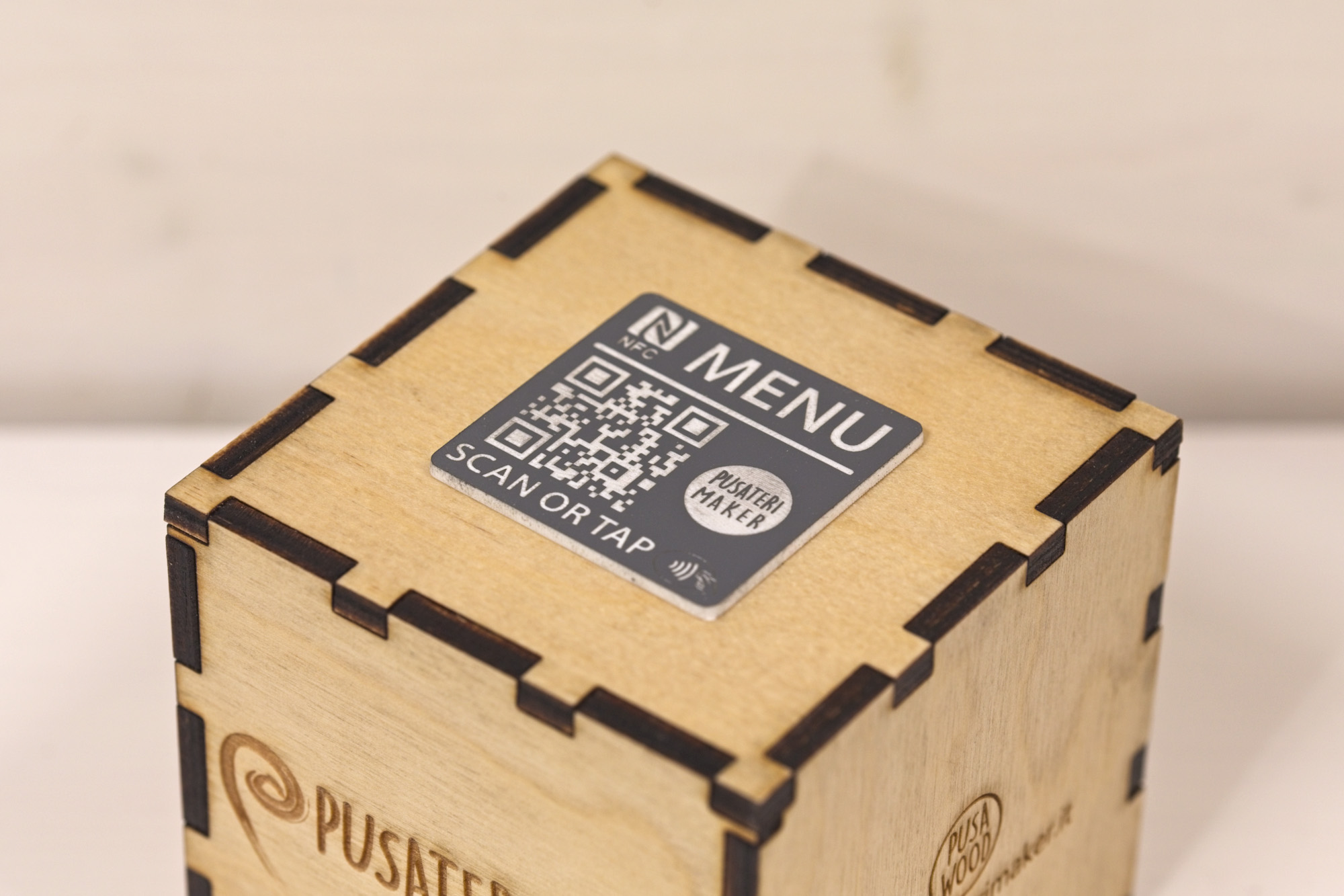 CubOtto - Segnatavolo in legno NFC QR