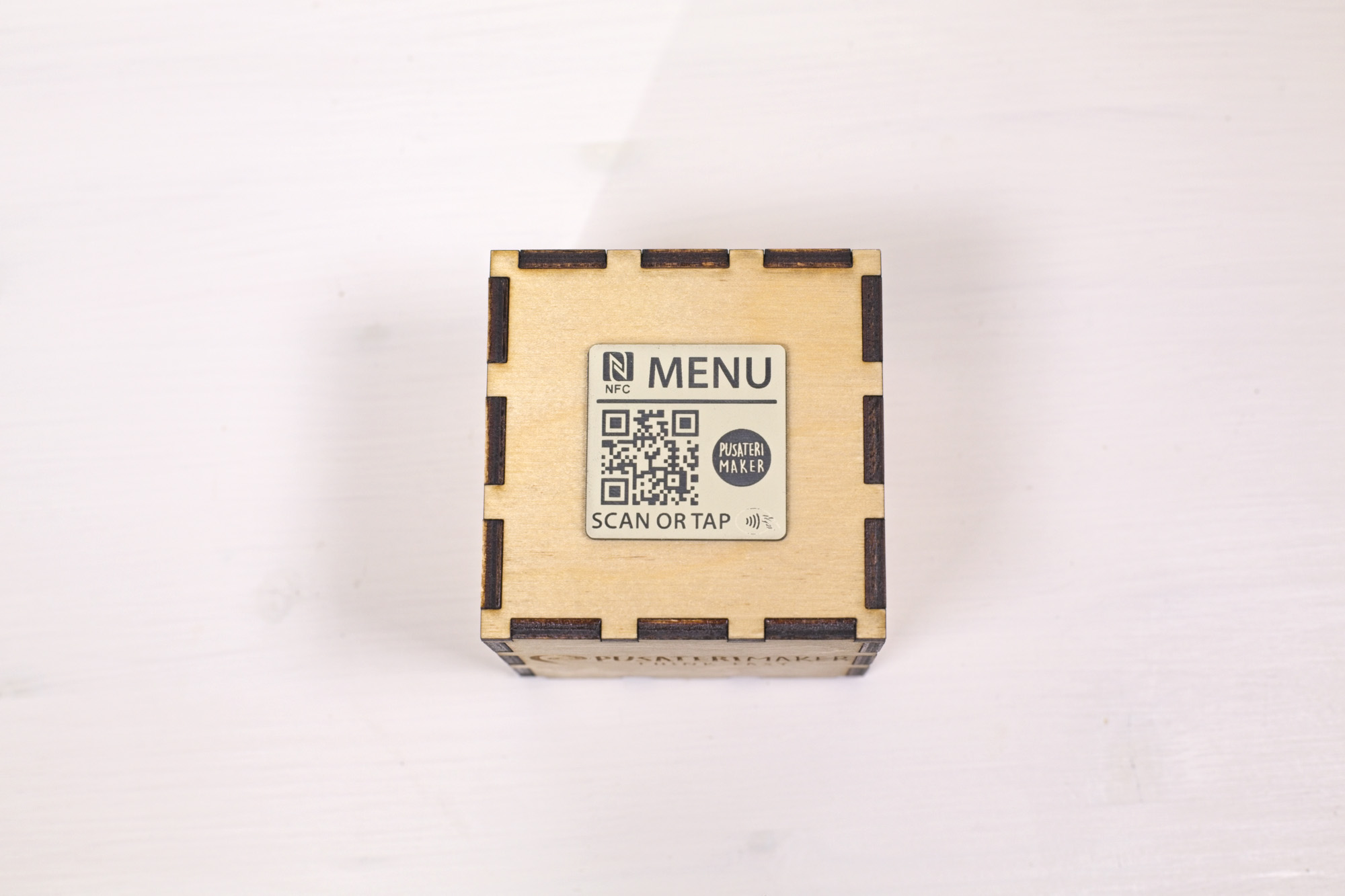 CubOtto - Segnatavolo in legno NFC QR