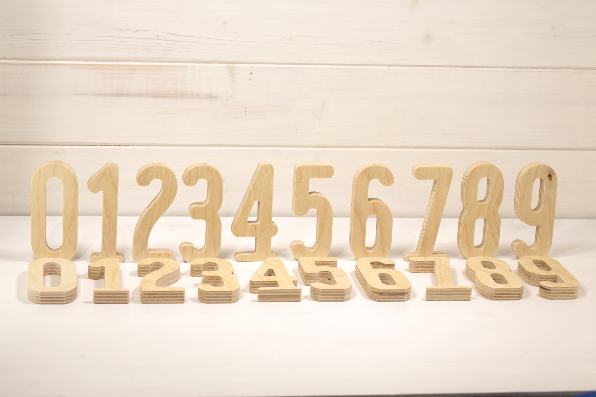 Numeri autoportanti in legno in valigia
