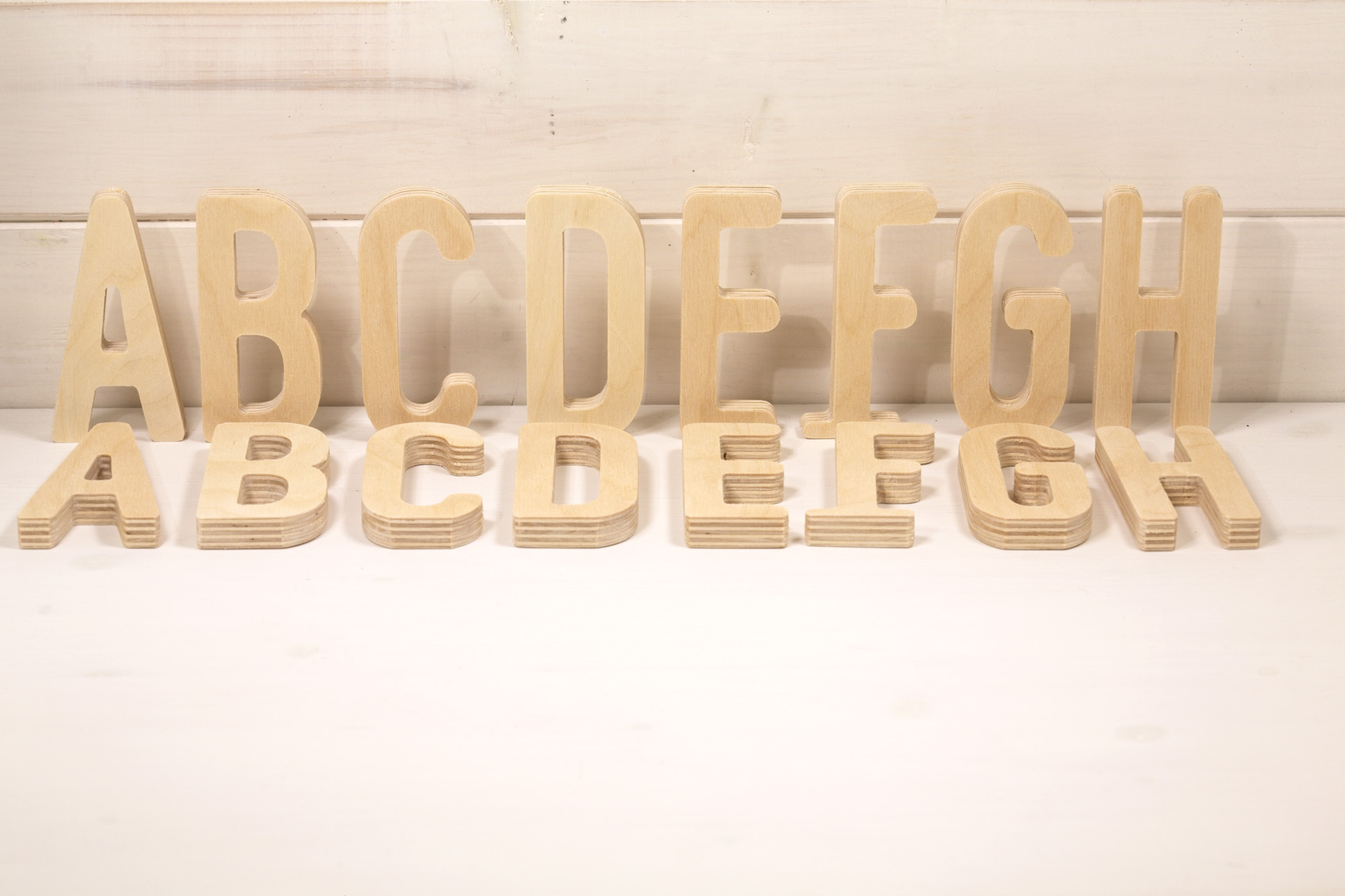 Alfabeto autoportante in legno in valigia