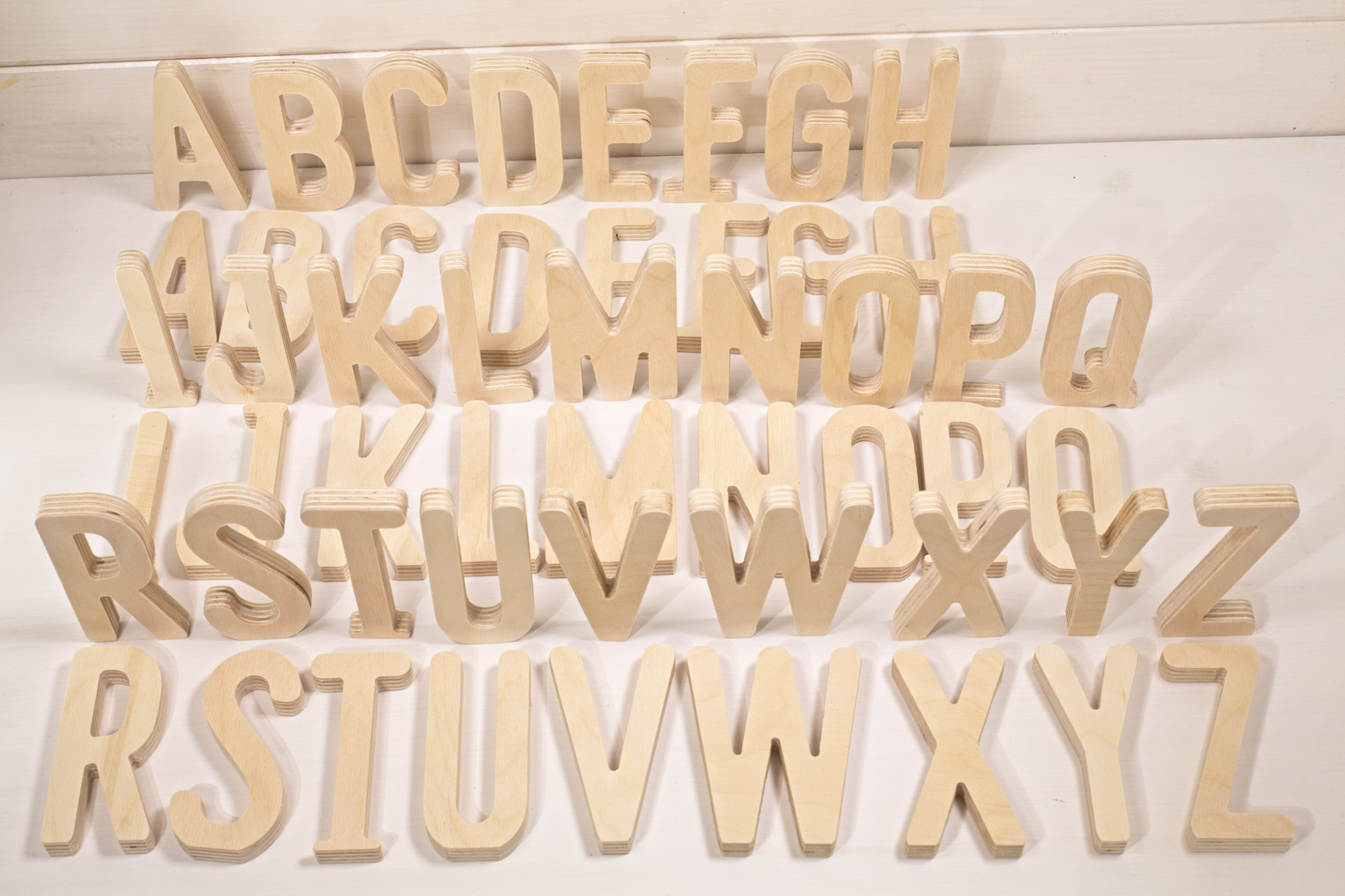 Alfabeto autoportante in legno in valigia