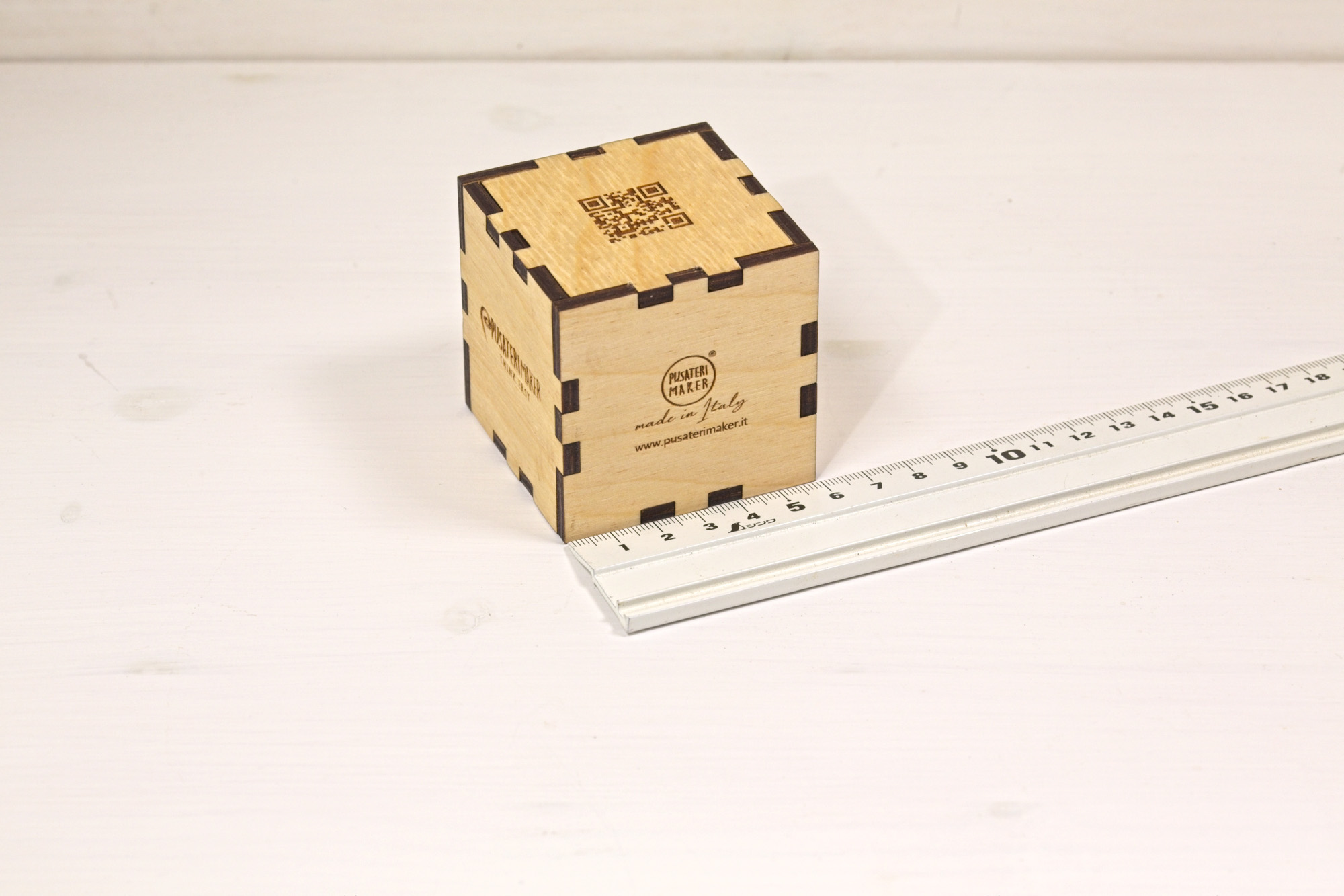 Cubetto - Espositore cubo di legno