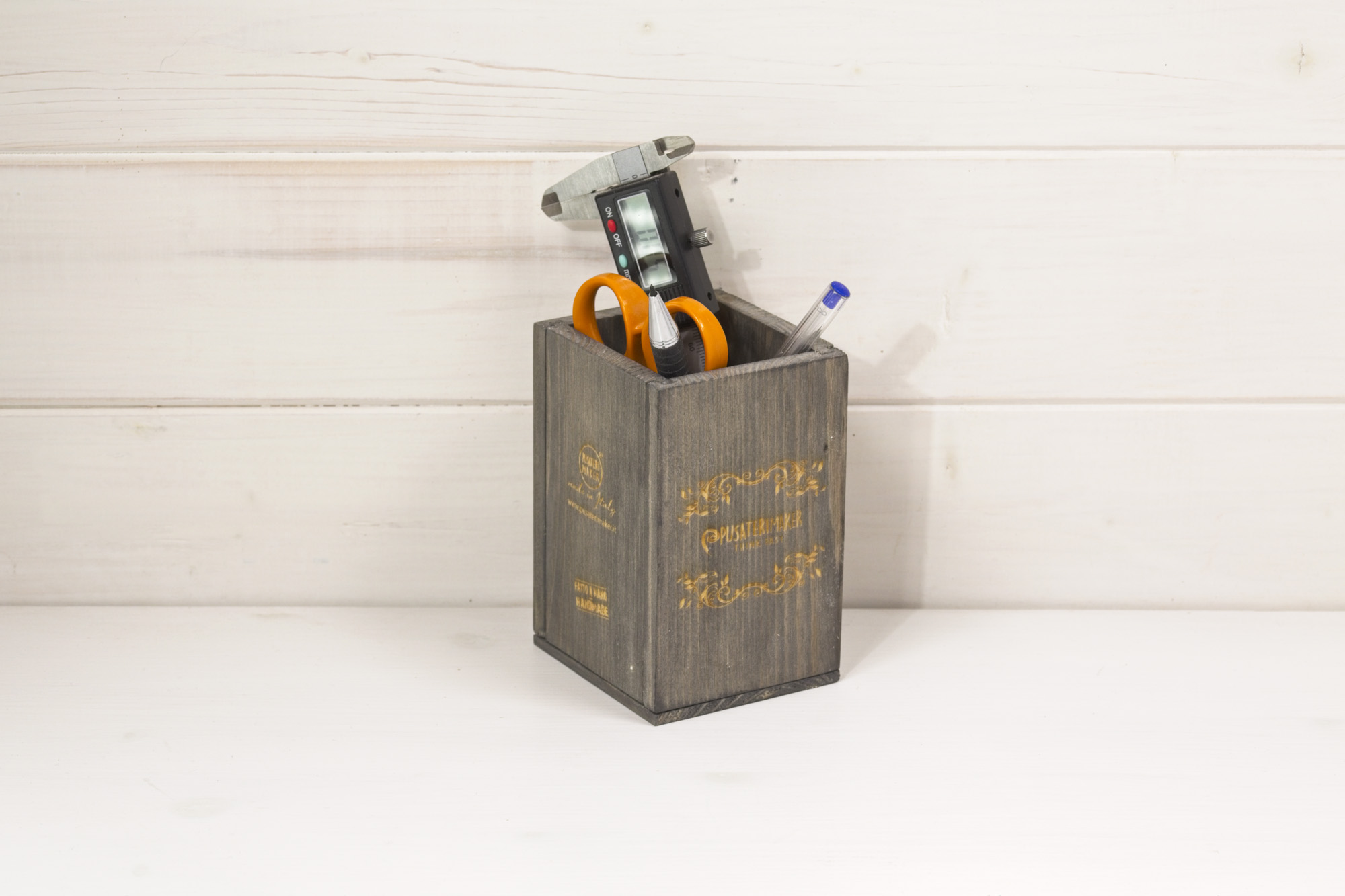 Pusateri Maker - Portapenne in legno personalizzato
