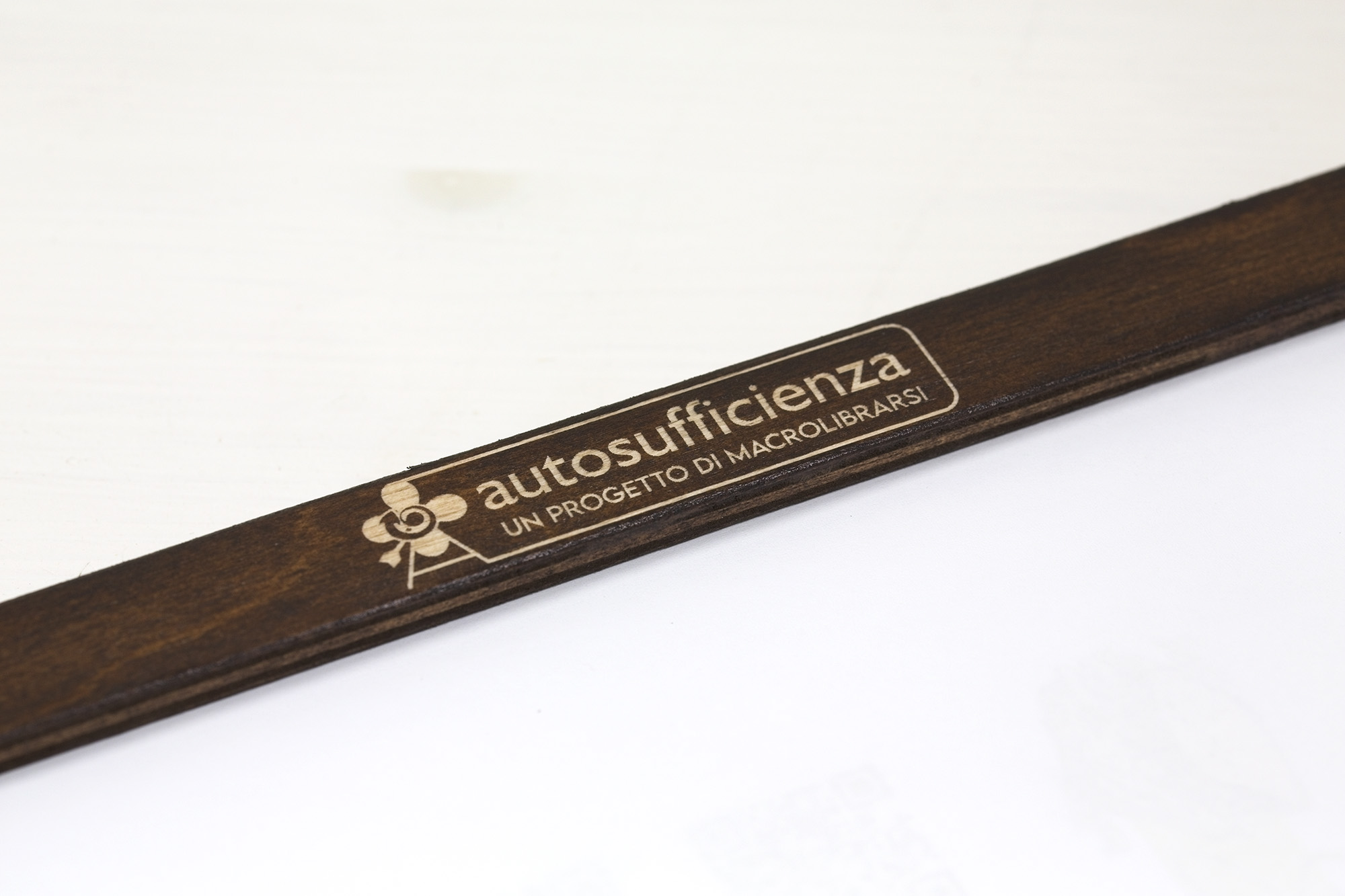 Portamenu Igiea - Autosufficienza, un progetto di Macrolibrarsi - legno colore noce mirto