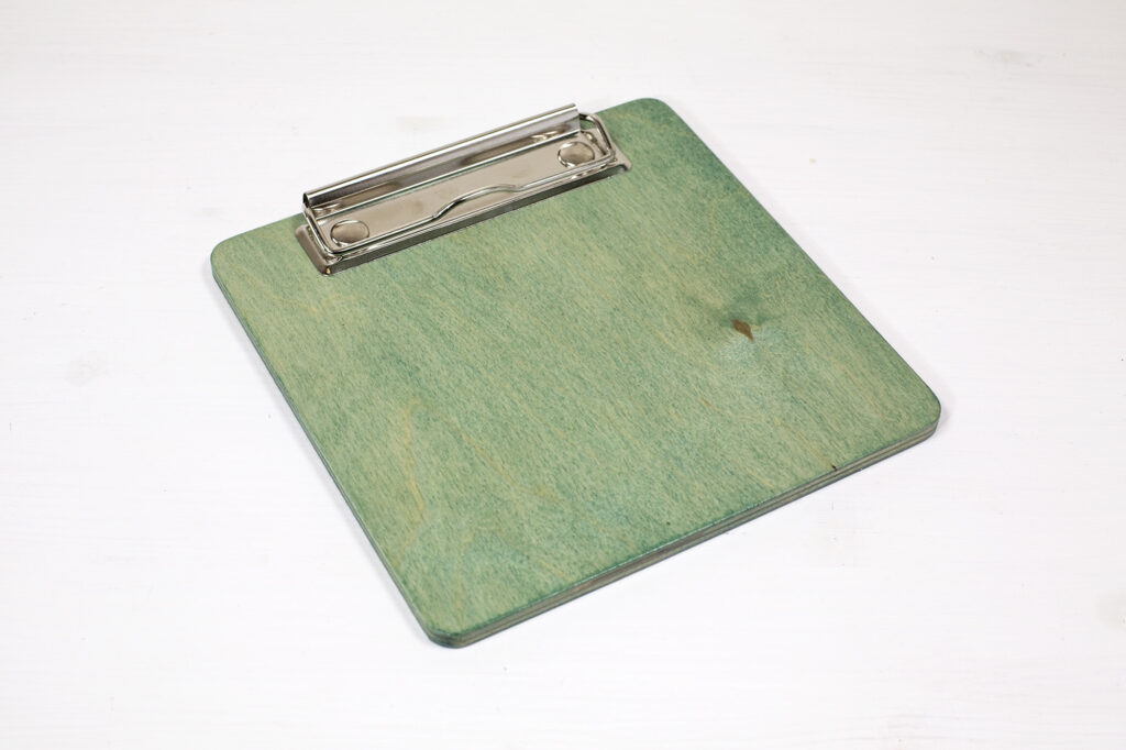 Block-notes quadrato in legno verde con clip metallica, realizzato su richiesta