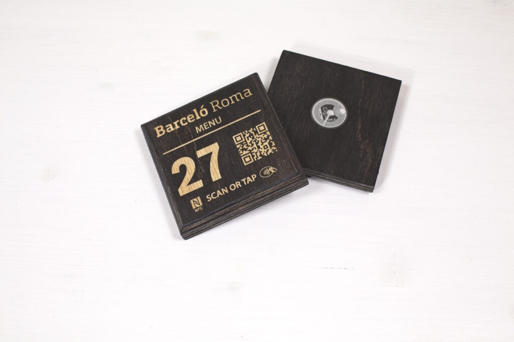 Espositore da tavolo in legno con QR, NFC, numero tavolo e logo | QR Easy75